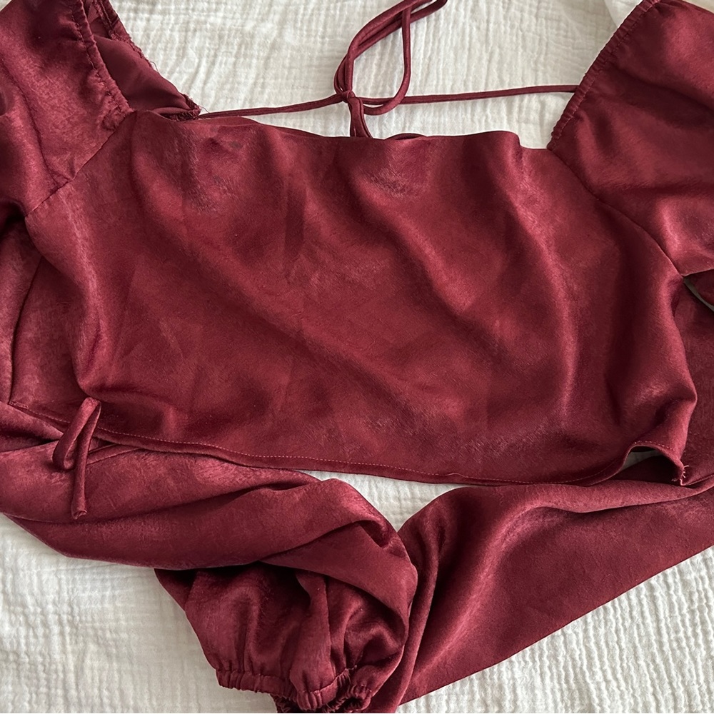 Lelis size small maroon long sleeve top cropped 
Good condition
Silk material